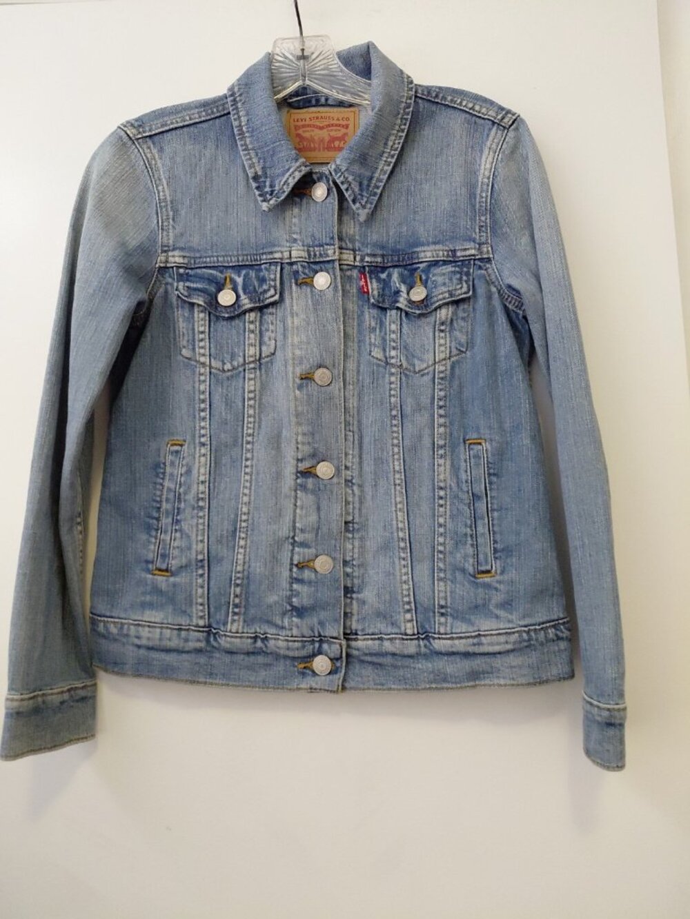 Levis Women’s Classic Denim Trucker Jacket Medium Wash XS